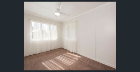 NEAT AND TIDY 3 BEDROOM FULLY FENCED HOME - WALK TO SCHOOLS - Photo 4