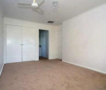 6 Knights Drive, Glen Waverley - Photo 4