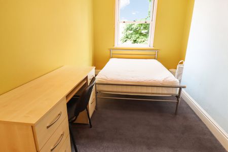 7 Bed Student Accommodation - Photo 3