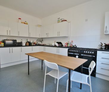 Room to rent within house share - Photo 3