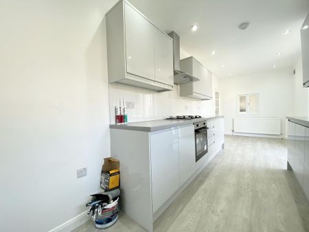 4 bedroom end of terrace house to rent - Photo 4