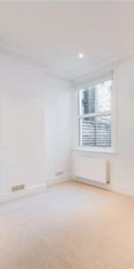 2 bedroom flat in London - Photo 3