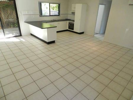 3 BEDROOM DUPLEX, AIR CON IN MASTER BEDROOM AND LOUNGE, PETS ON APP - Photo 5