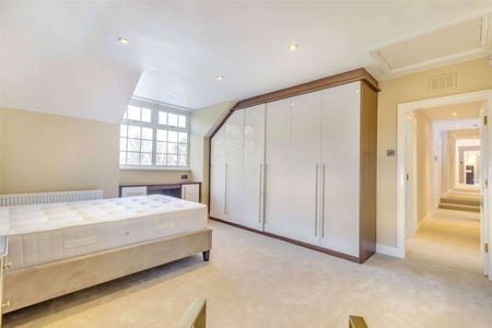 Superb Luxury home with indoor pool, outdoor kitchen and wraparound garden, beautifully furnished and well located, backing onto Mere Golf Course between Knutsford and Hale - Photo 5