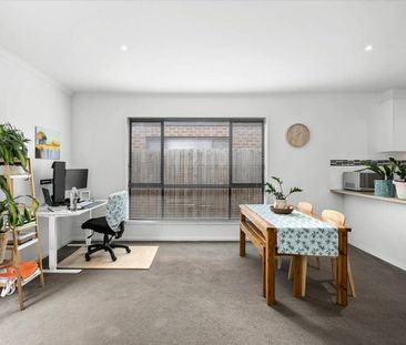 Low-Maintenance Living in Sought-After Hamlyn Heights - Photo 4