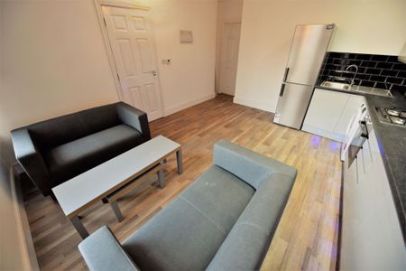 6 bedroom Flat in Flat 1 & 2, Leeds - Photo 3
