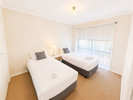 2 Bedroom Fully Renovated Furnished Unit - Photo 4