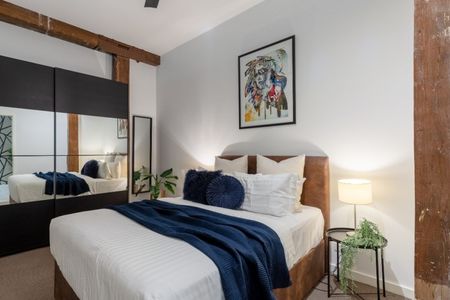 Chic F/F Ground-Floor Courtyard Woolstore Apartment for Rent! - Photo 4