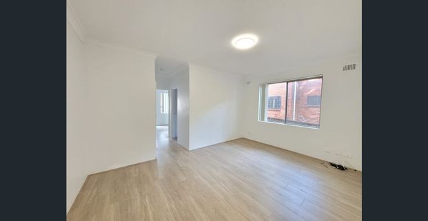 Recently renovated 2 bedroom with lock up garage - Photo 1