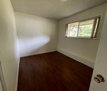 Grandview 1.25 Acre 4 Bedrooms House - Photo 5