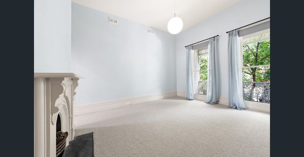 Beautifully renovated, centrally located! - Photo 1