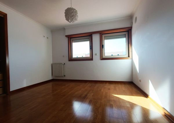 Apartamento T3 com Terraço Privativo para Arrendamento em Nova Queijas