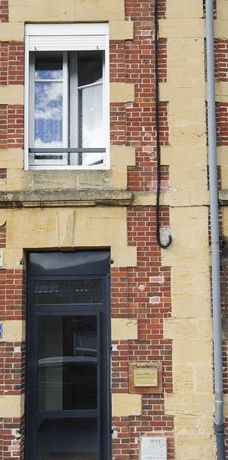 Appartement de type 2 au deuxième étage, situé rue Etienne Dolet à Nouzonville proche des commerces, comprenant une chambre et un salon. - Photo 1