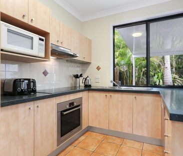 Immaculacy presented townhouse - Photo 3