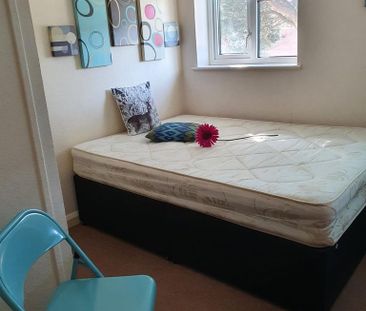 4 bedroom terraced house to rent - Photo 5