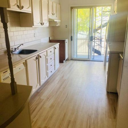 4 1/2 à louer à Lachine, libre immédiatement, proche du canal Lachine et du parc Lasalle. ( 1 place de stationnement privée ) - Photo 3