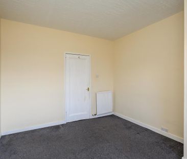 3 bedroom flat to rent - Photo 4