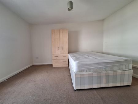 London Street, Chertsey KT16 - Photo 2