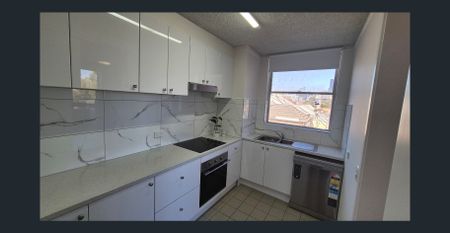 Bright 2 Bedroom Corner Apartment - Photo 5