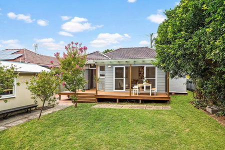 Spacious 3-Bedroom Home with Yard and Garage in Hamilton South - Photo 2
