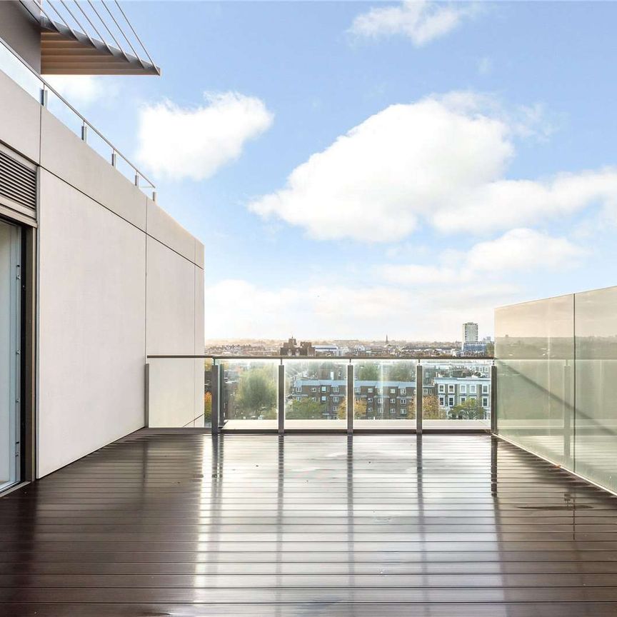 A beautifully presented sixth floor apartment with roof terrace. - Photo 1