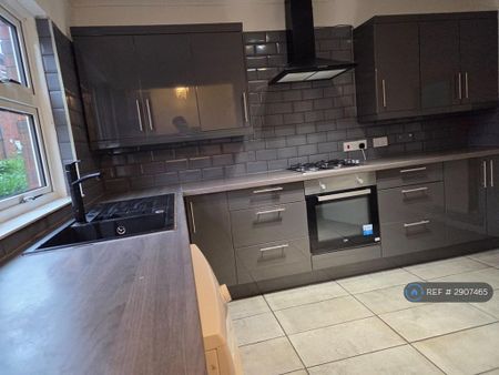 4 bedroom end of terrace house to rent - Photo 2
