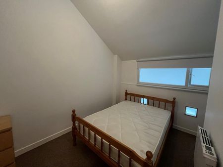 3 bedroom Flat To Let - Photo 2