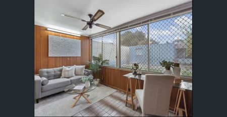 Beautiful Renovated Rental - Photo 2