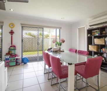 MAGNIFICENT 3 BEDROOM FAMILY HOME A STONES THROW TO BURLEIGH BEACH - Photo 2