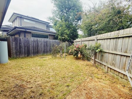 IMPRESSIVE TOWNHOUSE IN MOUNT WAVERLEY SCHOOL ZONE (STSA) - Photo 3