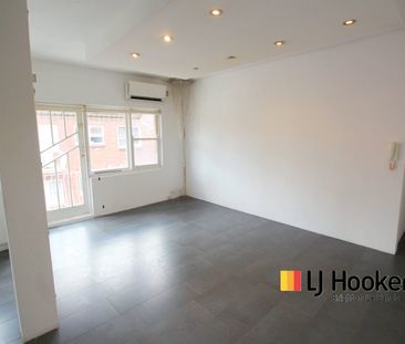 BRIGHT & AIRY TOP FLOOR ONE-BEDROOM APARTMENT! - Photo 1