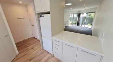 Premier Location, Sunny 3 Bedroom Home! - Photo 2