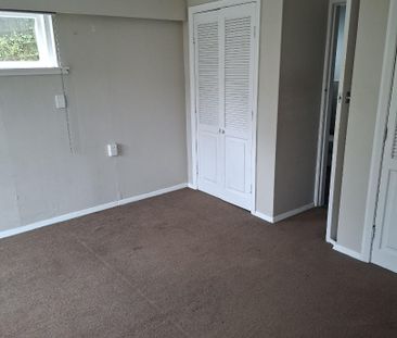 Spacious 6-Bedroom Family Home in Tawa - Photo 6