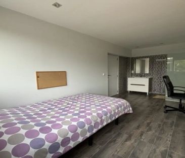 Room in a shared 3-bedroom apartment for rent in La Carrasca. - Photo 1