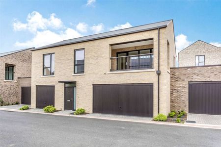 A well presented two bedroom coach house with garage - Photo 4