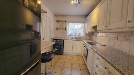 Eastcott Hill, Swindon, SN1 - Photo 2