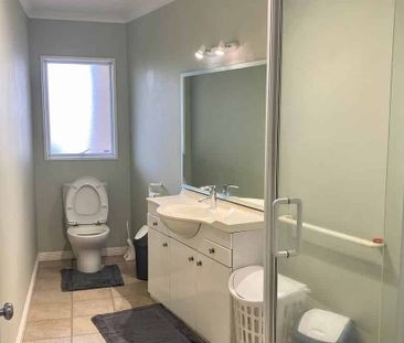 Spacious Furnished Ensuite with Kitchenette - Photo 5