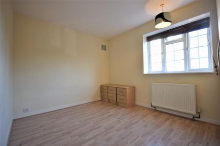 3 bedroom flat to rent - Photo 3
