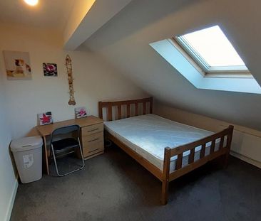 1 bedroom in a house share to rent - Photo 2