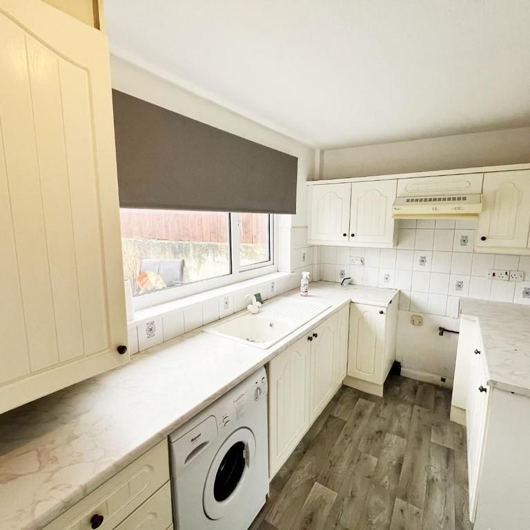 2 bedroom end of terrace house to rent - Photo 1