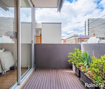 Simply Irresistible! - City Living at its best - Photo 2