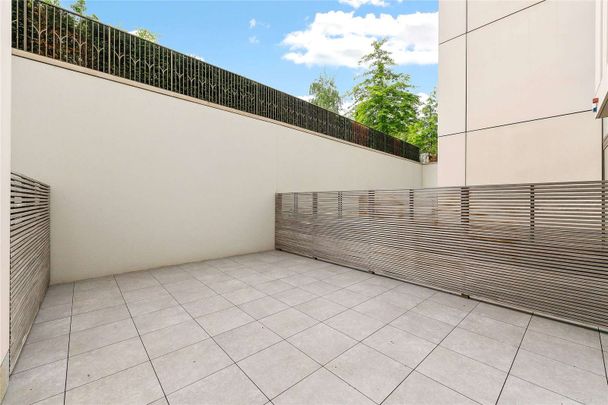 Bright duplex apartment with a terrace in the sought after Lillie Square. - Photo 1