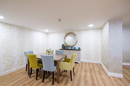 Available unfurnished now - Photo 2