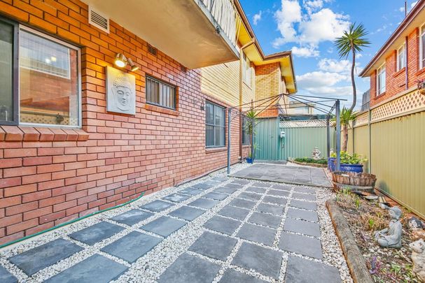 Villa Style Unit with Beautiful Courtyard - Photo 1