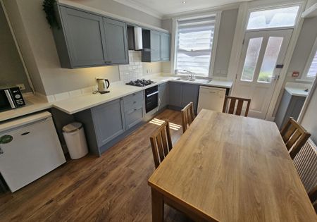 5 Bed - 8 Walmsley Road, Hyde Park, Leeds - LS6 1NG - Student - Photo 4