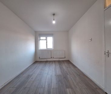 3 Bed Terraced House, Wessex Close, IG3 - Photo 3