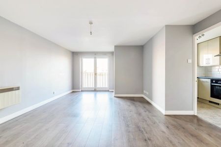 Flat to rent - Harlinger Street, London, SE18 - Photo 2