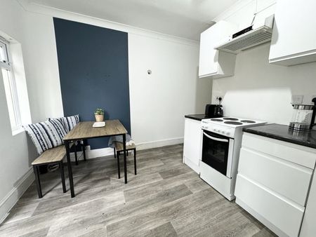 Room in a Shared House, Newcombe Road, SO15 - Photo 3