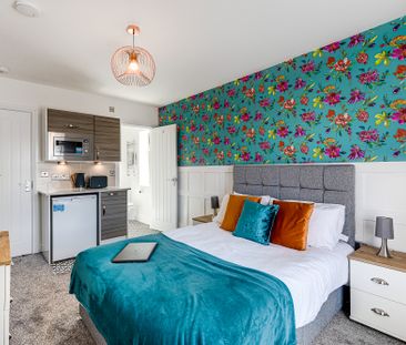 SINGLE PROFESSIONALS ONLY REQUIRED FOR LARGE CONTEMPORARY ROOM IN 5... - Photo 1