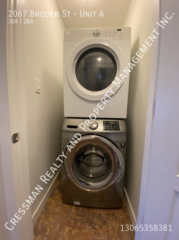 3 Bedroom, 2 Bath UPPER LEVEL - Photo 2